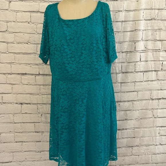 paper doll Dresses & Skirts - Women’s Paper Doll teal lace overlay dress 2X